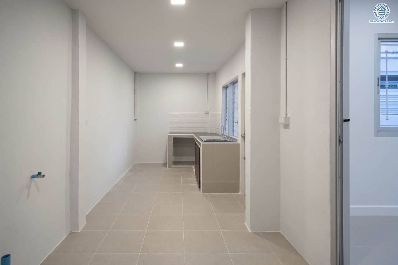 บ้านมือสองตกแต่งใหม่ โครงการ ศุภาลัยวิลล์ วงแหวน-รัตนาธิเบศร์ เนื้อที่กว้างขวางถึง 57 ตร.ว. ฟังก์ชัน 3 ห้องนอน 2 ห้องน้ำ 1 ห้องอเนกประสงค์ 2 ที่จอดรถ ตอบโจทย์ทุกการเข้าอยู่ บนทำเลเดินทางสะดวก เชื่อมต่อถนนหลายเส้นทาง เพียง 15 นาทีก็ถึงรถไฟฟ้าสายสีม่วง "สถานีคลองบางไผ่" ใกล้ทางด่วน "กาญจนาภิเษก"